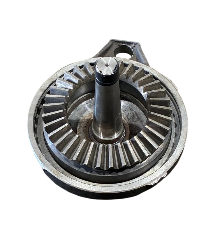 Крышка редуктора питателя с осью КО-206А 16.03.300 в сборе с конической шестерней