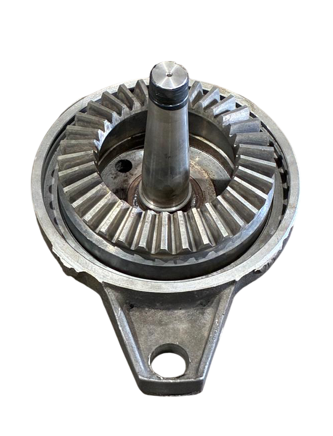 Крышка редуктора питателя с осью КО-206А 16.03.300 в сборе с конической шестерней