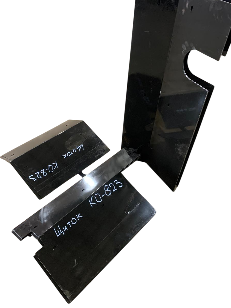 Защита на раму щетки (Щиток щетки) КО-823 