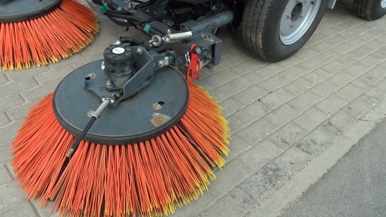 Зачем нужны коммунальные дорожные щетки?