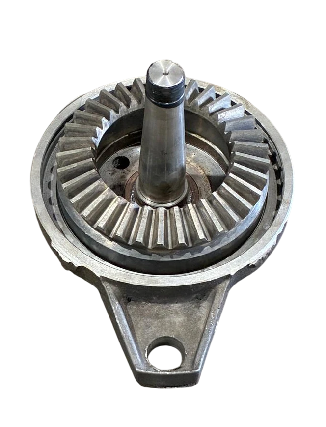 Крышка редуктора питателя с осью КО-206А 16.03.300 в сборе с конической шестерней